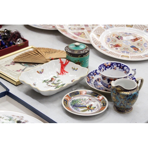 253 - A MIXED LOT TO INCLUDE AN ORIENTAL STLE EMBROIDERED PICTURE, A GILT EDGED BOWL WITH BIRD DECORATION,... 