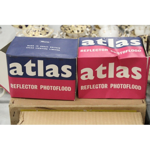 261 - A COLLECTTION OF VINTAGE PHOTOGRAPHIC EQUIPMENT TO INCLUDE TWO BOXED ATLAS REFLECTOR PHOTOFLOOD, PLU... 