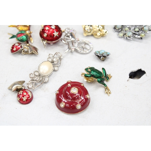 268A - A MIXED LOT OF COSTUME JEWELLERY TO INCLUDE EIGHT BROOCHES, TWO PAIRS OF CLIP ON EARRINGS PLUS AN OR... 