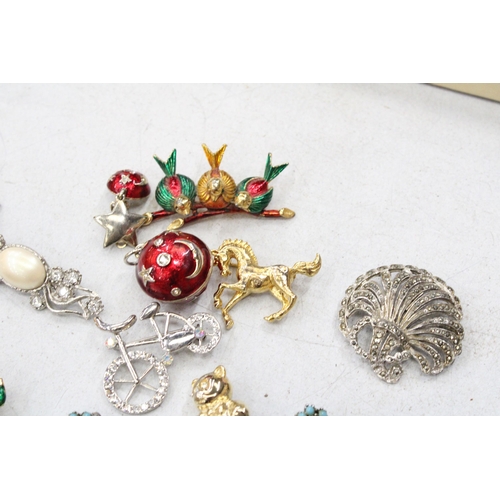 268A - A MIXED LOT OF COSTUME JEWELLERY TO INCLUDE EIGHT BROOCHES, TWO PAIRS OF CLIP ON EARRINGS PLUS AN OR... 