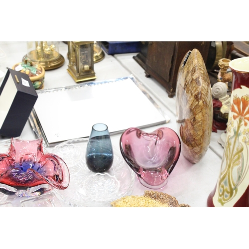 272 - A MIXED LOT OF GLASSWARE TO INCLUDE FOUR SOAP DISHES, A MURANO STYLE ASHTRAY PLUS A LARGE MODERN ART... 