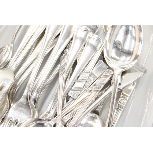 279 - A QUANTITY OF VINTAGE FLATWARE