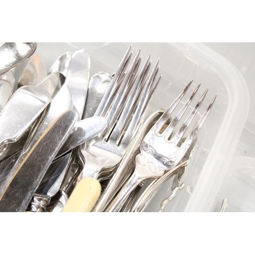 279 - A QUANTITY OF VINTAGE FLATWARE