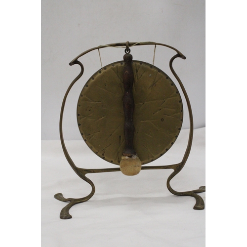 297 - A VICTORIAN BRASS DINNER GONG AND STRIKER, HEIGHT 27CM