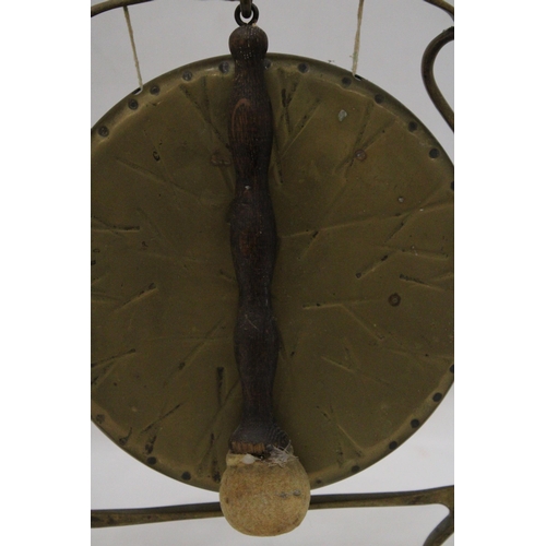 297 - A VICTORIAN BRASS DINNER GONG AND STRIKER, HEIGHT 27CM