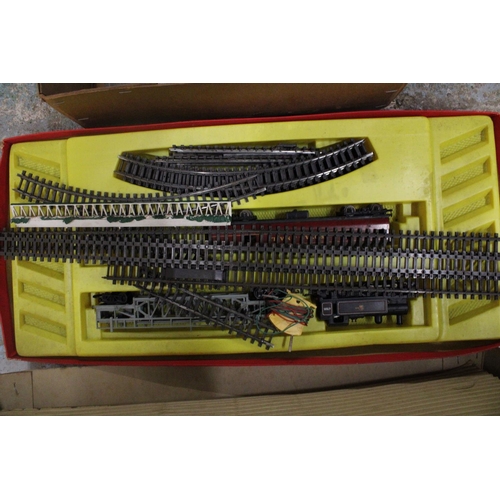 485A - A VINTAGE TRI-ANG HORNBY, CAR-A-BELLE ELECTRIC TRAIN SET PLUS A QUANTITY OF ACCESSORIES