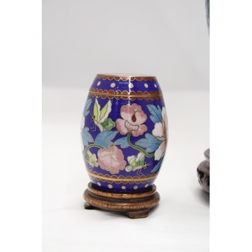 89 - AN ORIENTAL STYLE CLOISANNE VASE WITH BASE PLUS A SMALL CLOISONNE LIDDED POT ON BASE