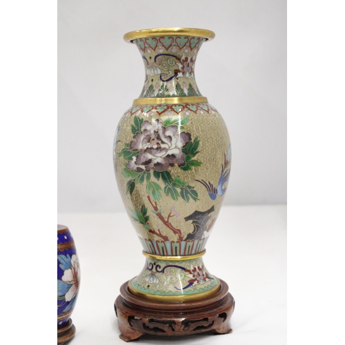 89 - AN ORIENTAL STYLE CLOISANNE VASE WITH BASE PLUS A SMALL CLOISONNE LIDDED POT ON BASE