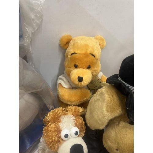 384 - AN ASSORTMENT OF MECHANICAL AND BETTERY POWERED CUDDLY TOYS TO INCLUDE A DISNEY WHINNIE THE POOH AND... 