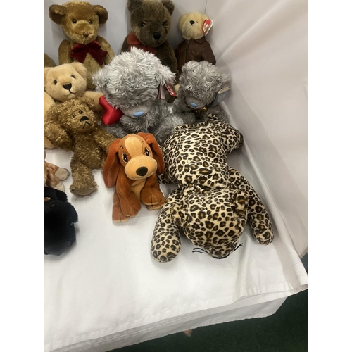 385 - AN ASSORTMENT OF TEDDY BEARS TO INCLUDE TY BEANIE BABIES, MERRYTHOUGHT AND A LAMA ETC