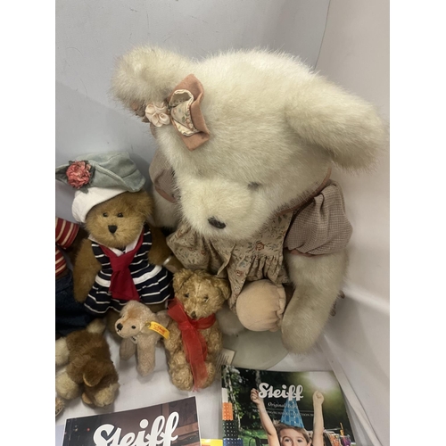 386 - AN ASSORTMENT OF TEDDY BEARS TO INCLUDE A SMALL STEIFF DOG, BOYDS BEARS AND A COLLECTION OF BEAR COL... 