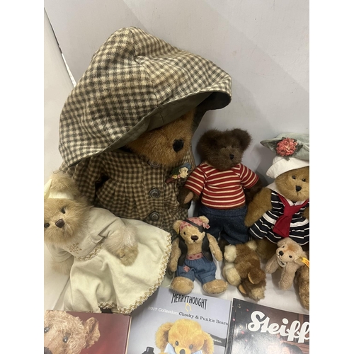 386 - AN ASSORTMENT OF TEDDY BEARS TO INCLUDE A SMALL STEIFF DOG, BOYDS BEARS AND A COLLECTION OF BEAR COL... 