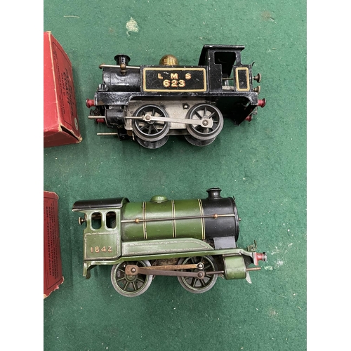 445A - TWO HORNBY 'O' GUAGE LOCOMOTIVES WITH A PAIR OF TIN PLATE HORNBY O GAUGE CARRIAGES, BOXED