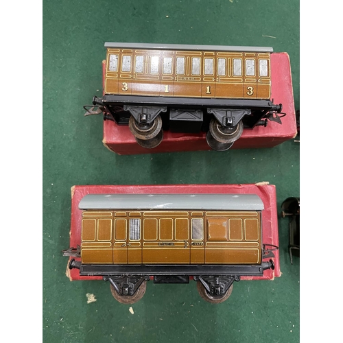 445A - TWO HORNBY 'O' GUAGE LOCOMOTIVES WITH A PAIR OF TIN PLATE HORNBY O GAUGE CARRIAGES, BOXED