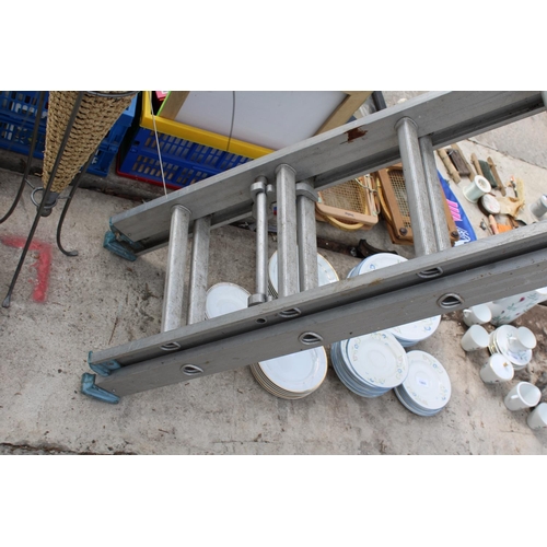 1866 - A 30 RUNG ALUMINIUM TWO SECTION EXTENDING LADDER