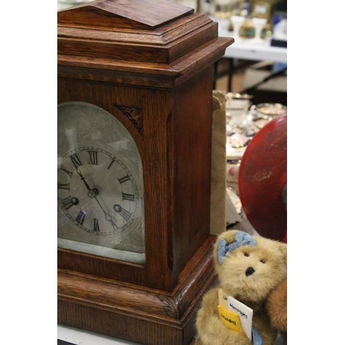 202 - AN EDWARDIAN OAK CASED MANTLE CLOCK WITH PENDULUM, WORKING AT TIME OF CATALOGUING, NO WARRANTY