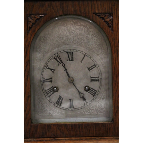 202 - AN EDWARDIAN OAK CASED MANTLE CLOCK WITH PENDULUM, WORKING AT TIME OF CATALOGUING, NO WARRANTY