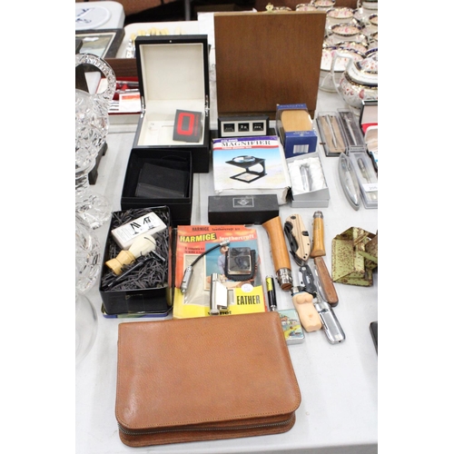 209 - A MIXED LOT TO INCLUDE A GENTLEMAN'S GROOMING KIT, CASED, LIGHTERS, A MAGNIFIER, PENKNIVES, A DESK C... 