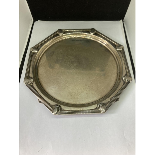 71 - A WALKER AND HALL HALLMARKED SHEFFIELD SILVER SALVER ON FOUR DECORATIVE FEET GROSS WEIGHT 334 GRAMS