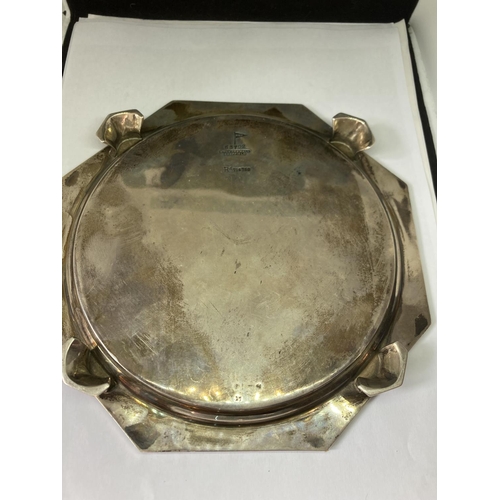 71 - A WALKER AND HALL HALLMARKED SHEFFIELD SILVER SALVER ON FOUR DECORATIVE FEET GROSS WEIGHT 334 GRAMS