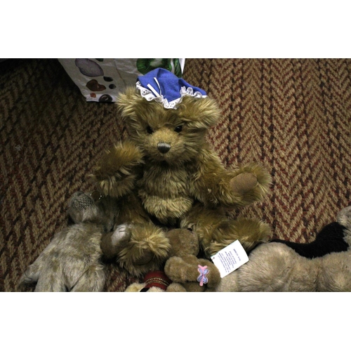 448A - A COLLECTION OF SOFT TOYS TO INCLUDE TEDDIES, ETC