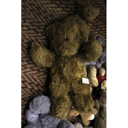 448A - A COLLECTION OF SOFT TOYS TO INCLUDE TEDDIES, ETC