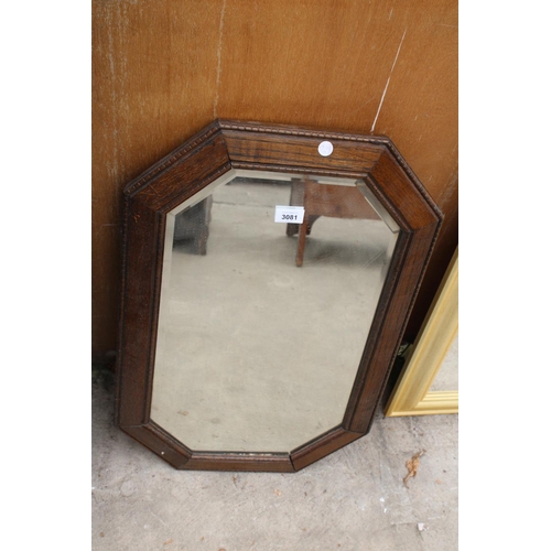 3081 - AN EARLY 20TH CENTURY OAK FRAMED MIRROR, 27