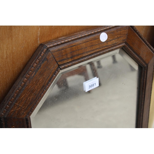 3081 - AN EARLY 20TH CENTURY OAK FRAMED MIRROR, 27