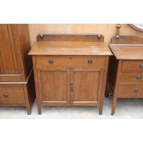 3085 - AN EARLY 20TH CENTURY OAK BEDROOM SUITE COMPRISING MIRROR DOOR WARDROBE, DRESSING CHEST AND CHEST