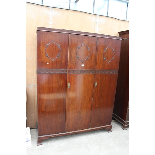 3086 - A MID 20TH CENTURY MAHOGANY THREE DOOR WARDROBE, 59