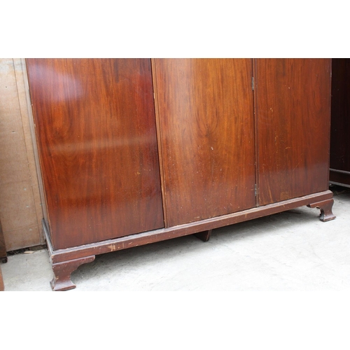 3086 - A MID 20TH CENTURY MAHOGANY THREE DOOR WARDROBE, 59