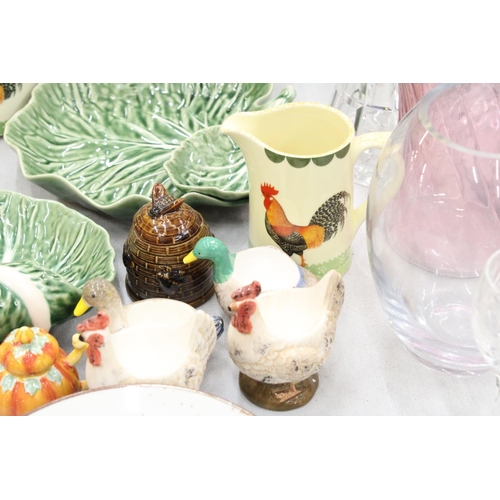 211 - A QUANTITY OF CERAMIC ITEMS TO INCLUDE LEAF BOWLS, A COCKEREL TEAPOT AND MILK JUG, HEN AND DUCK EGG ... 