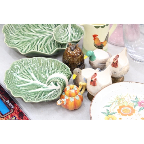 211 - A QUANTITY OF CERAMIC ITEMS TO INCLUDE LEAF BOWLS, A COCKEREL TEAPOT AND MILK JUG, HEN AND DUCK EGG ... 