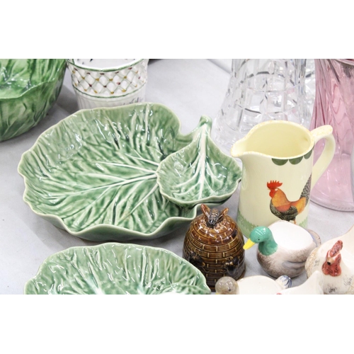 211 - A QUANTITY OF CERAMIC ITEMS TO INCLUDE LEAF BOWLS, A COCKEREL TEAPOT AND MILK JUG, HEN AND DUCK EGG ... 