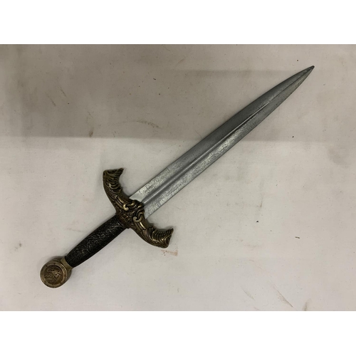 188 - A HEAVY MYTHOLOGY LONG DAGGER, LENGTH 42CM