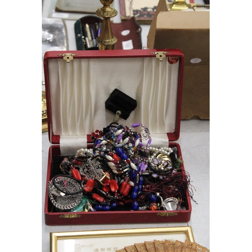 252 - A BOX CONTAINING VINTAGE COSTUME JEWELLERY TO INCLUDE BROOCHES, RINGS, NECKLACES, ETC.,