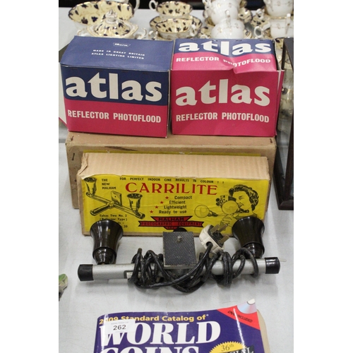 261 - A COLLECTTION OF VINTAGE PHOTOGRAPHIC EQUIPMENT TO INCLUDE TWO BOXED ATLAS REFLECTOR PHOTOFLOOD, PLU... 