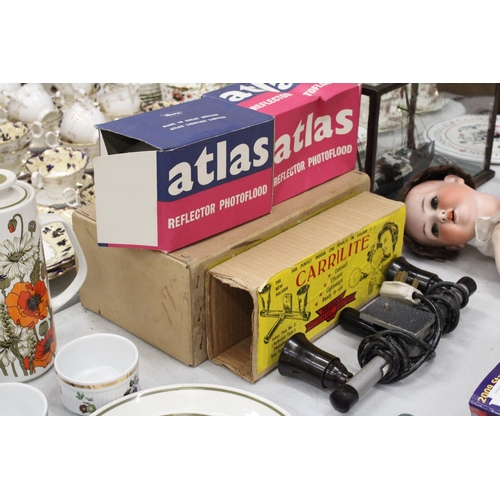 261 - A COLLECTTION OF VINTAGE PHOTOGRAPHIC EQUIPMENT TO INCLUDE TWO BOXED ATLAS REFLECTOR PHOTOFLOOD, PLU... 