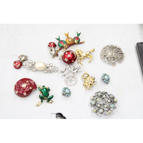 268A - A MIXED LOT OF COSTUME JEWELLERY TO INCLUDE EIGHT BROOCHES, TWO PAIRS OF CLIP ON EARRINGS PLUS AN OR... 