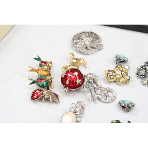 268A - A MIXED LOT OF COSTUME JEWELLERY TO INCLUDE EIGHT BROOCHES, TWO PAIRS OF CLIP ON EARRINGS PLUS AN OR... 