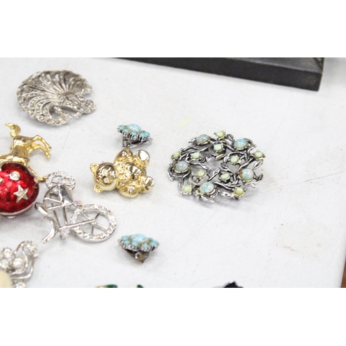 268A - A MIXED LOT OF COSTUME JEWELLERY TO INCLUDE EIGHT BROOCHES, TWO PAIRS OF CLIP ON EARRINGS PLUS AN OR... 