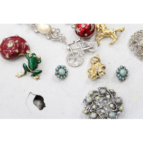 268A - A MIXED LOT OF COSTUME JEWELLERY TO INCLUDE EIGHT BROOCHES, TWO PAIRS OF CLIP ON EARRINGS PLUS AN OR... 