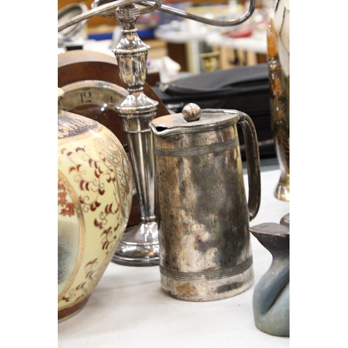 293 - A MIXED LOT TO INCLUDE A VINTAGE MAHOGANY CASED MANTLE CLOCK, VINTAGE SILVER PLATED LIDDED JUG, CAND... 