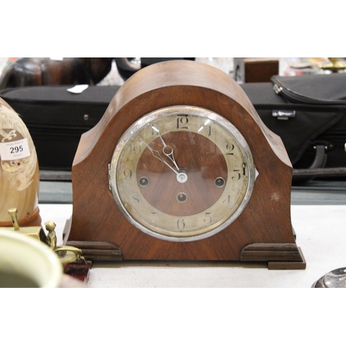 293 - A MIXED LOT TO INCLUDE A VINTAGE MAHOGANY CASED MANTLE CLOCK, VINTAGE SILVER PLATED LIDDED JUG, CAND... 