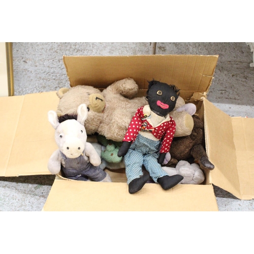 486A - A COLLECTION OF VINTAGE SOFT TOYS TO INCLUDE A 'GOLLY' WITH ROBERTSONS 'GOLLY' BADGES