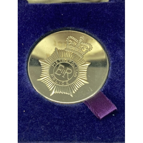 746 - A SILVER TOWER MINT METROPOLITAN POLICE 150TH ANNIVERSARY MEDAL IN A PRESENTATION BOX