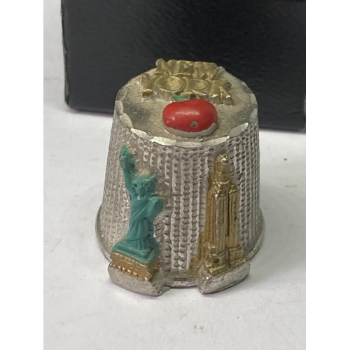 747 - A VINTAGE PEWTER THIMBLE DEPICTING NEW YORK