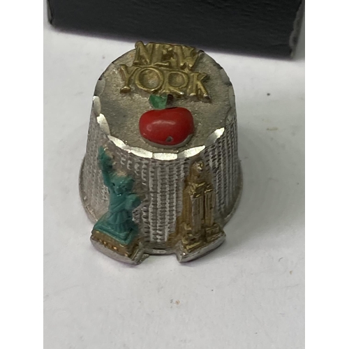 747 - A VINTAGE PEWTER THIMBLE DEPICTING NEW YORK