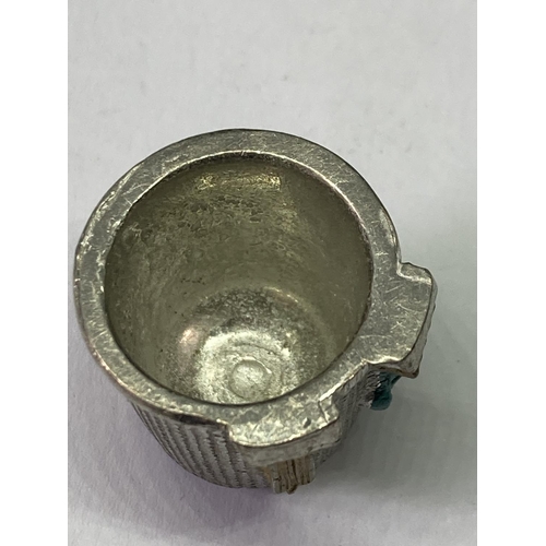 747 - A VINTAGE PEWTER THIMBLE DEPICTING NEW YORK