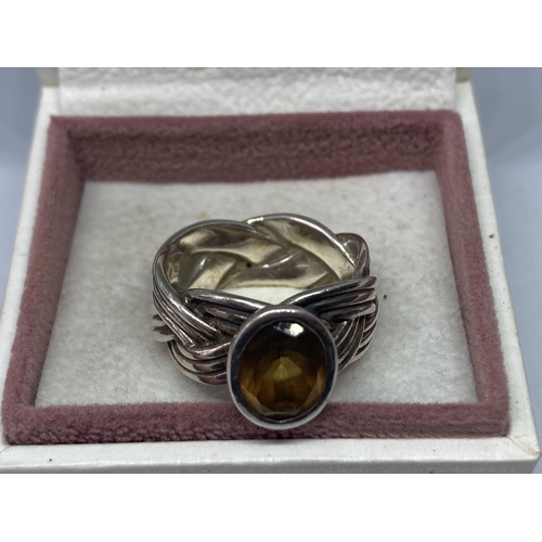 751 - A MARKED SILVER DRESS RING WITH A SMOKEY AMBER COLOURED STONE SIZE O IN A PRESENTATION BOX